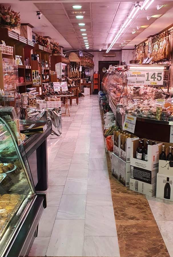 Una tienda de comestibles con un cartel que dice 145