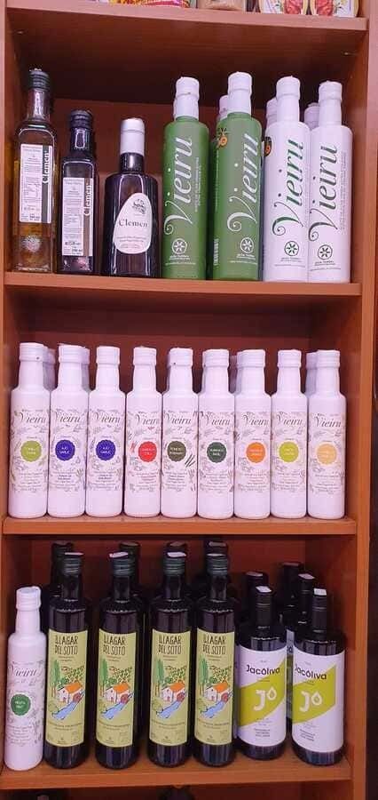 Varias botellas de vieira están en un estante