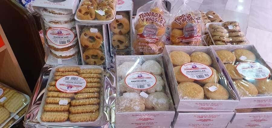Una variedad de galletas están colocadas sobre una mesa en una panadería.