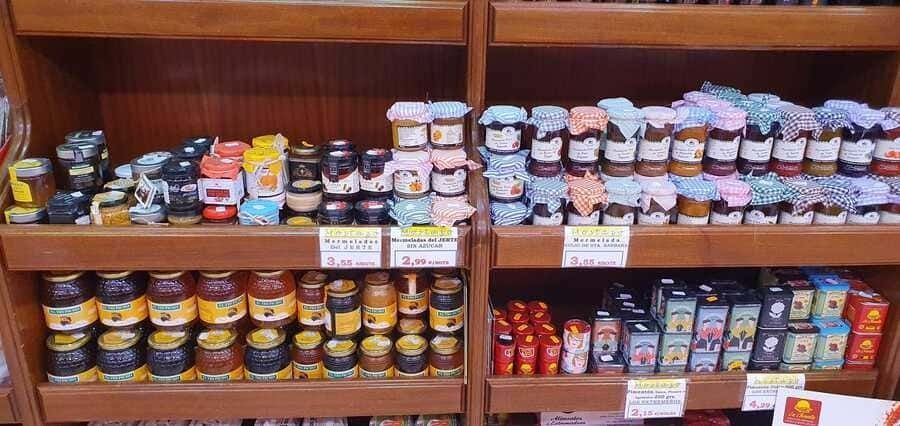 Un estante de una tienda lleno de frascos y cajas de comida