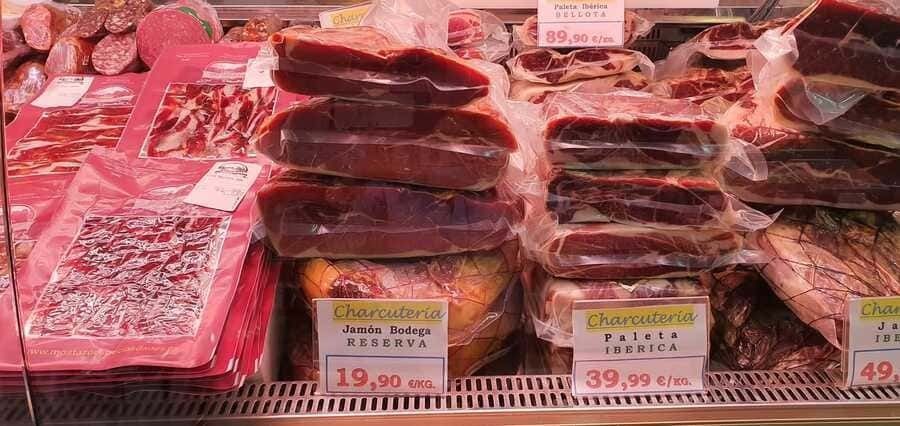 Una vitrina llena de una variedad de carnes y quesos.