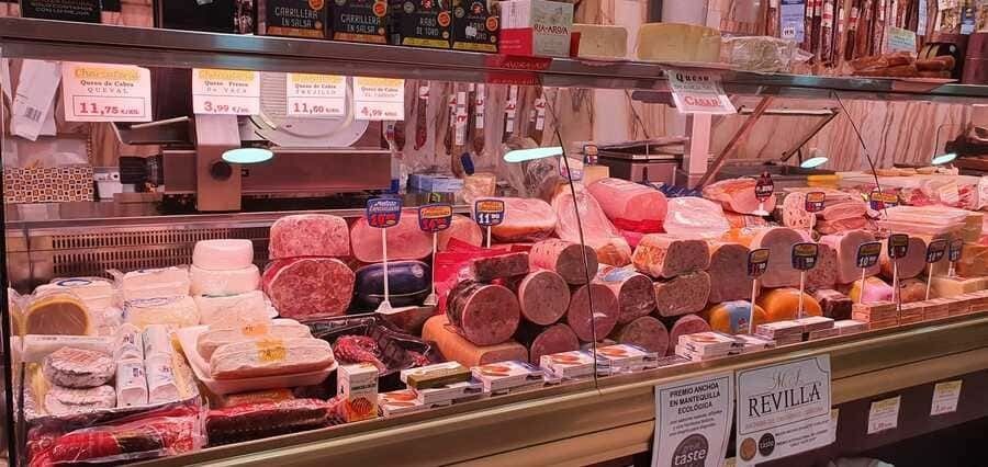 Una vitrina llena de una variedad de carnes y quesos.