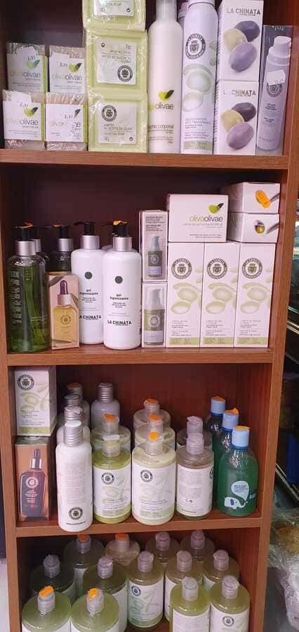 Un estante lleno de muchos frascos y cajas de cosméticos.