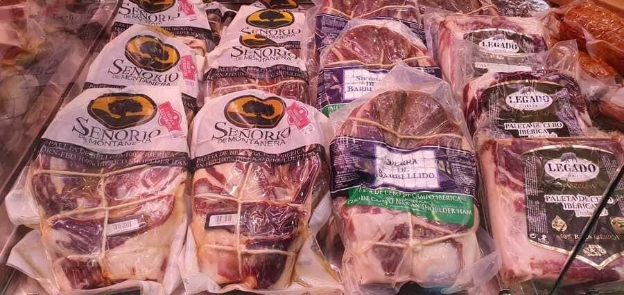 Una vitrina llena de muchos tipos diferentes de carne.