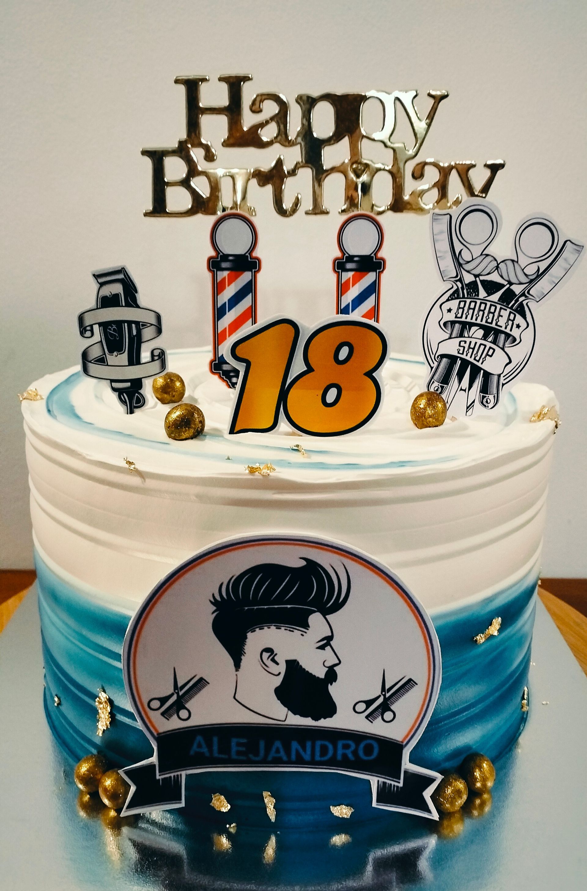 Un pastel de cumpleaños con el número 18.