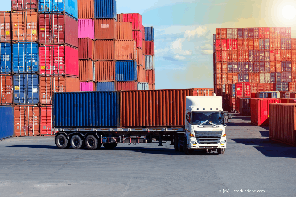 Lastwagen mit vielen Containern