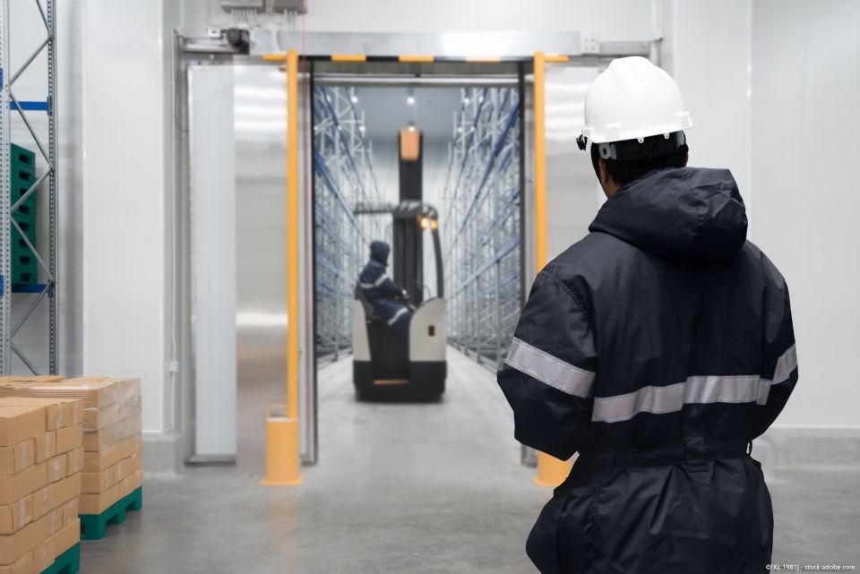 Personen mit gelbem Helm im Lager