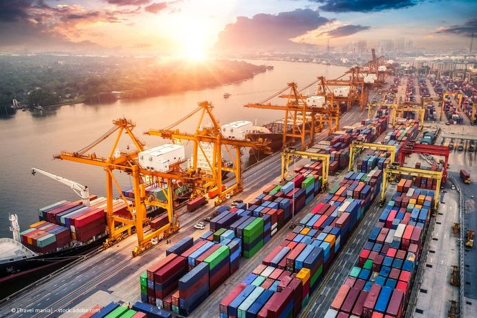 Hafen mit Containern