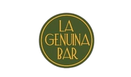 Un logotipo circular de color verde oscuro con un borde dorado que incluye el texto dorado "LA GENUINA BAR"