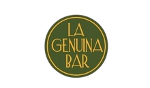 Un logotipo circular de color verde oscuro con un borde dorado que incluye el texto dorado "LA GENUINA BAR"