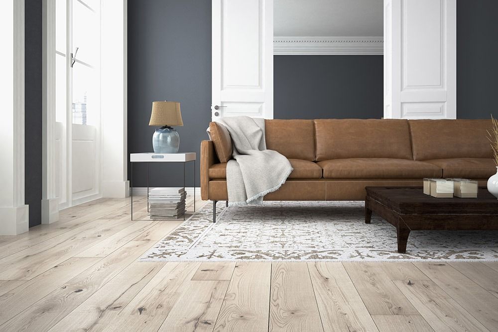 Ein Wohnzimmer mit einem braunen Ledersofa und einem Couchtisch.