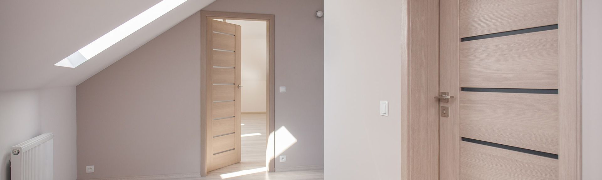 Ein Flur mit einer Holztür und einem Oberlicht an der Decke.