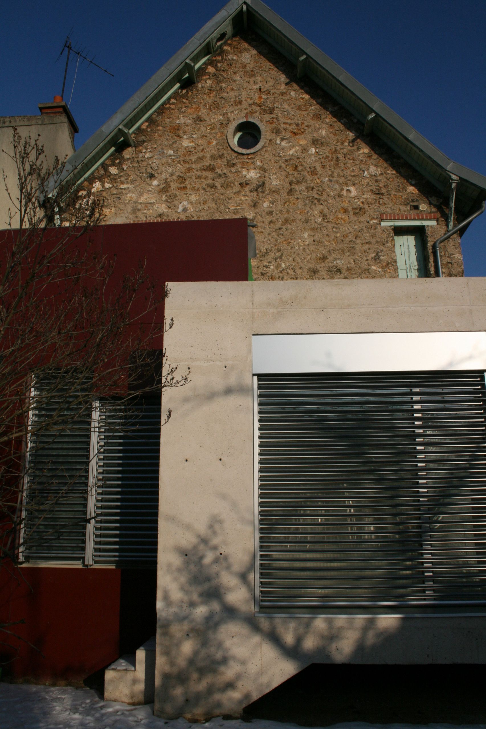 Extérieur de maison rouge et beige