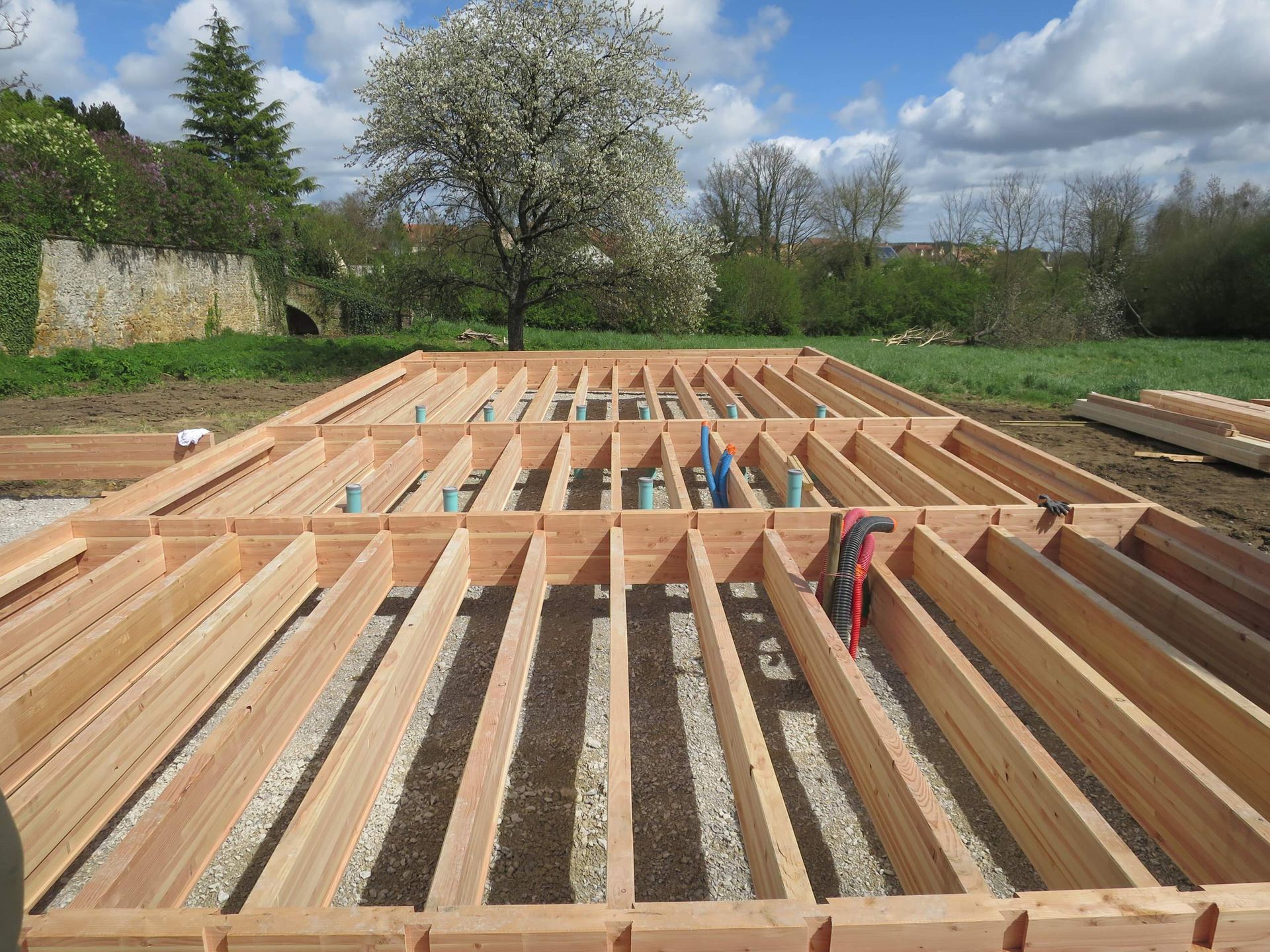 Fondations d'une maison en bois
