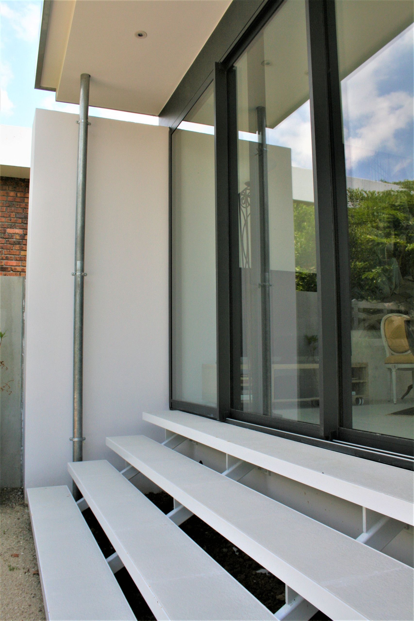 Fenêtre vue de l'extérieur avec gouttière