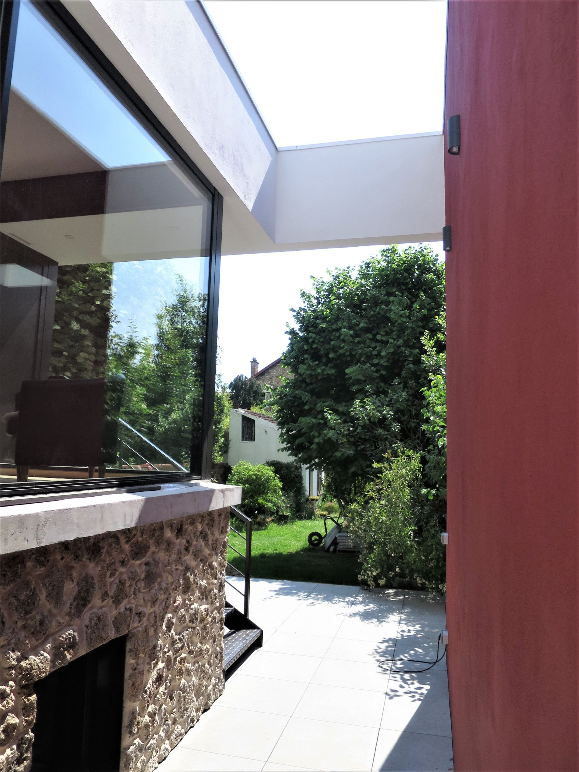 Baie vitrée et mur en pierres