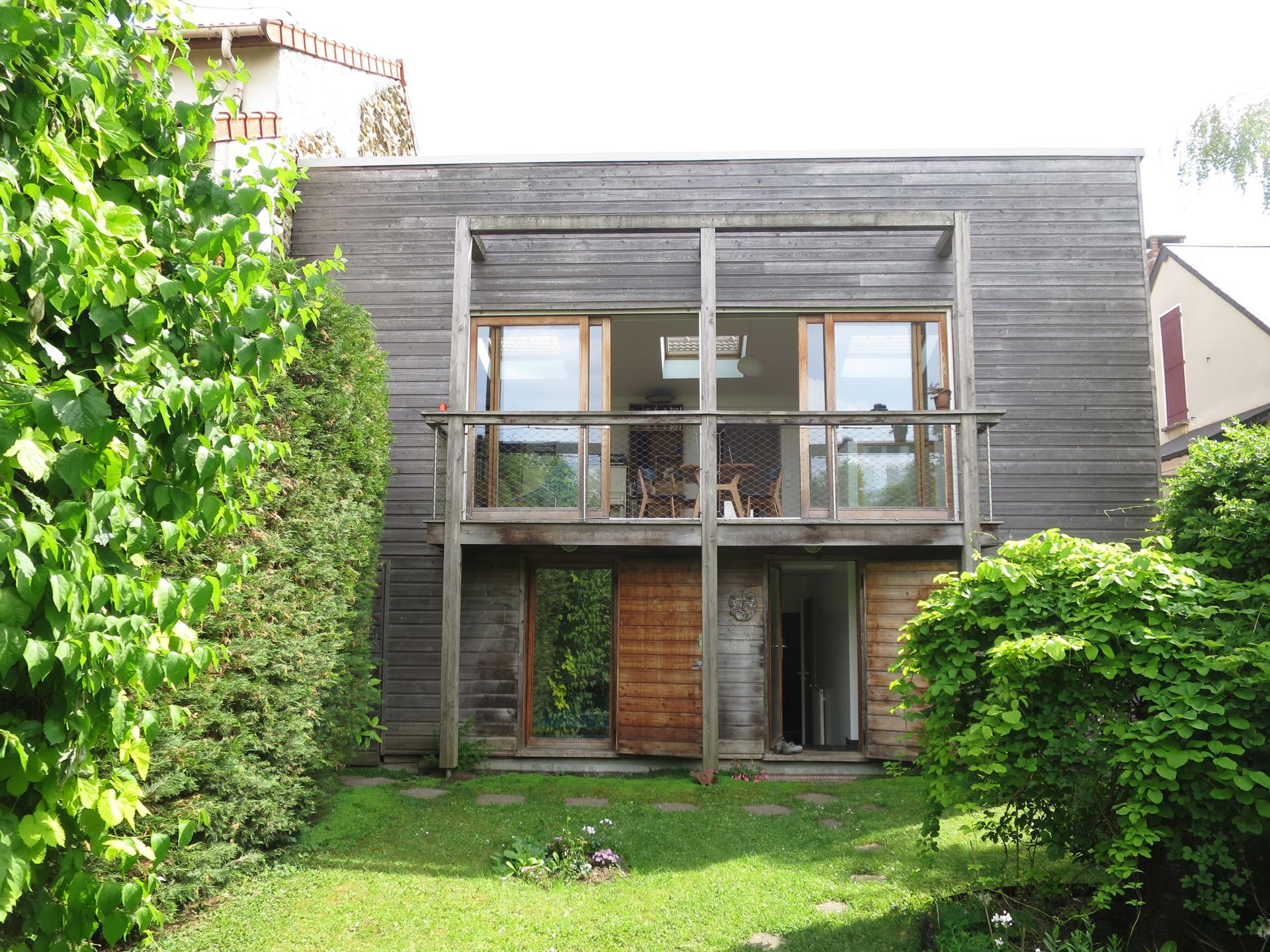 Maison en bois avec balcon