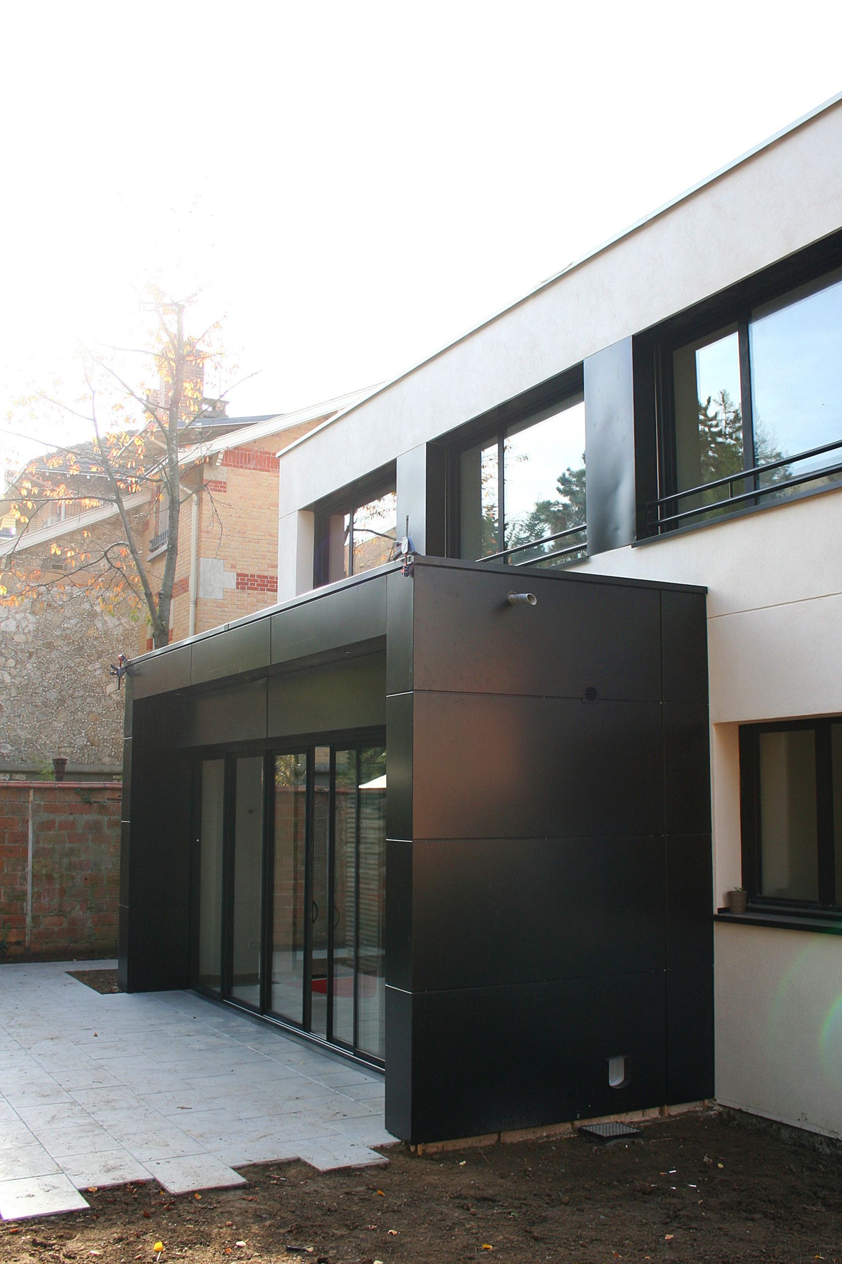 Véranda noire sur maison moderne