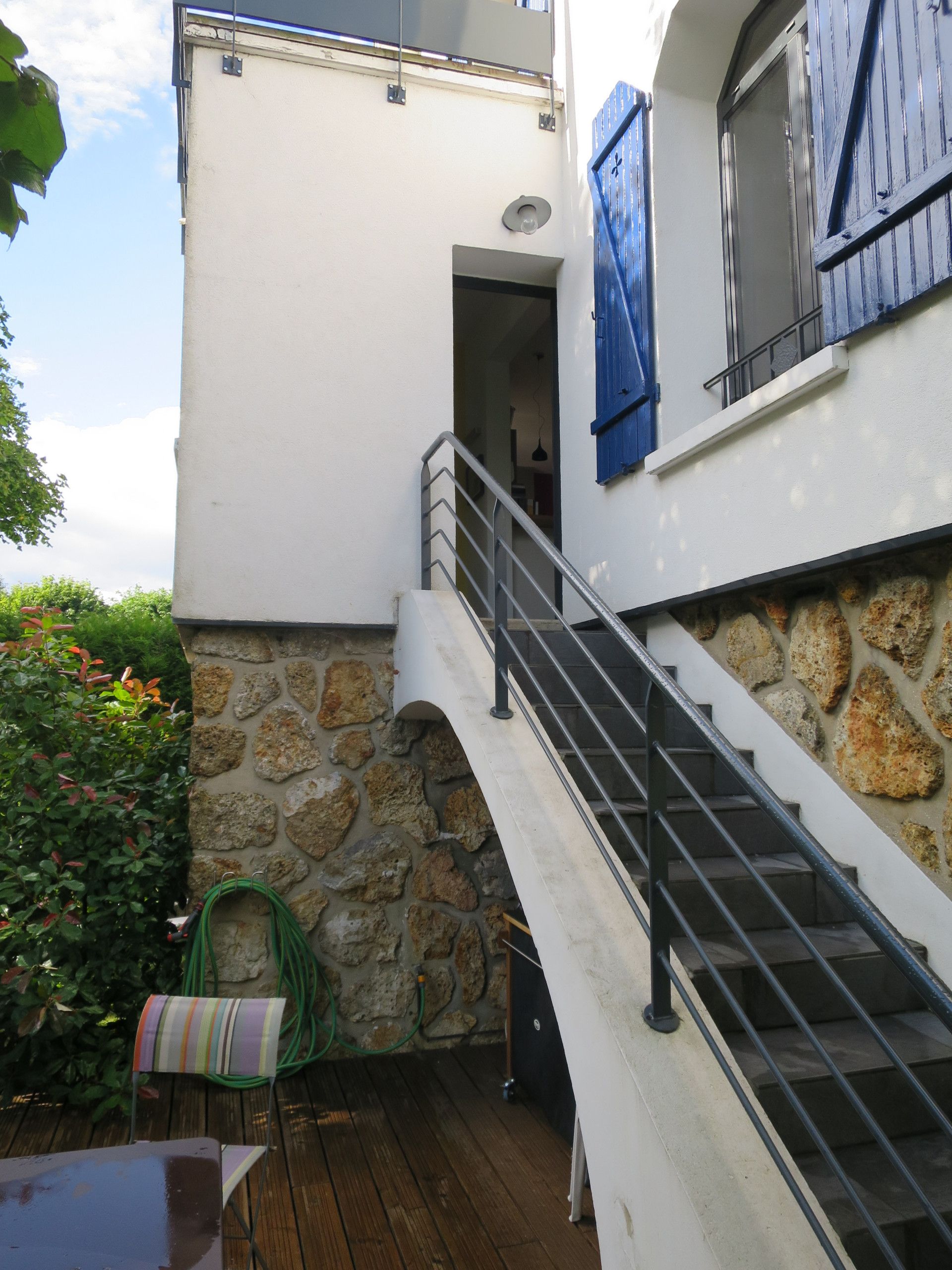 Escalier extérieur en métal et béton