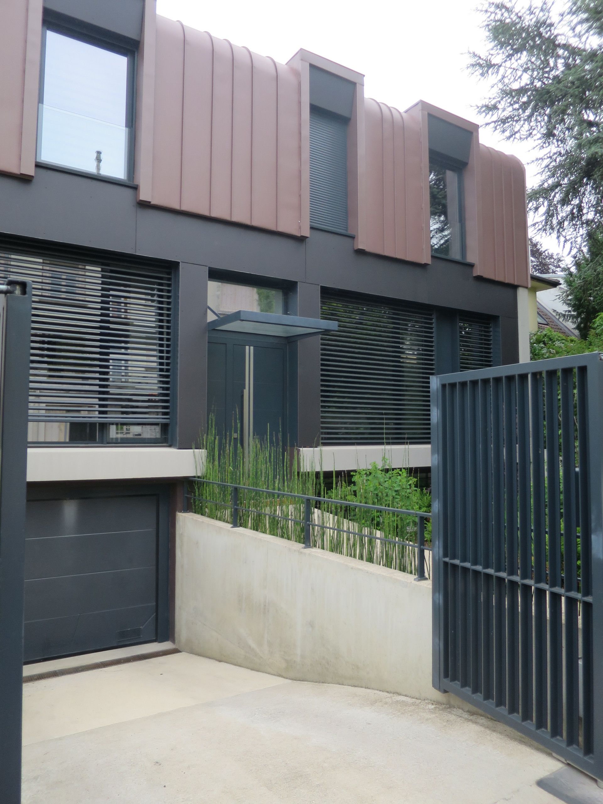 Maison blanche avec voiture garée devant