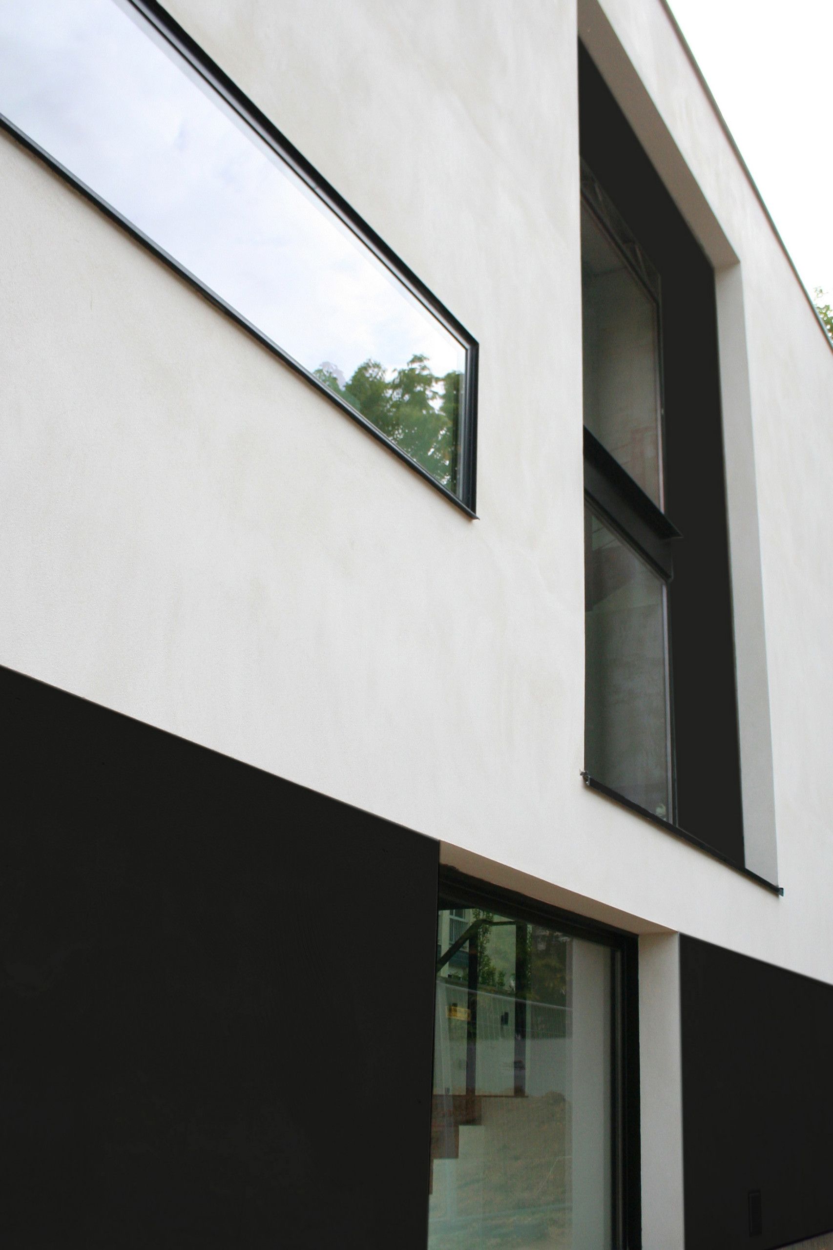 Maison moderne avec fenêtres noires