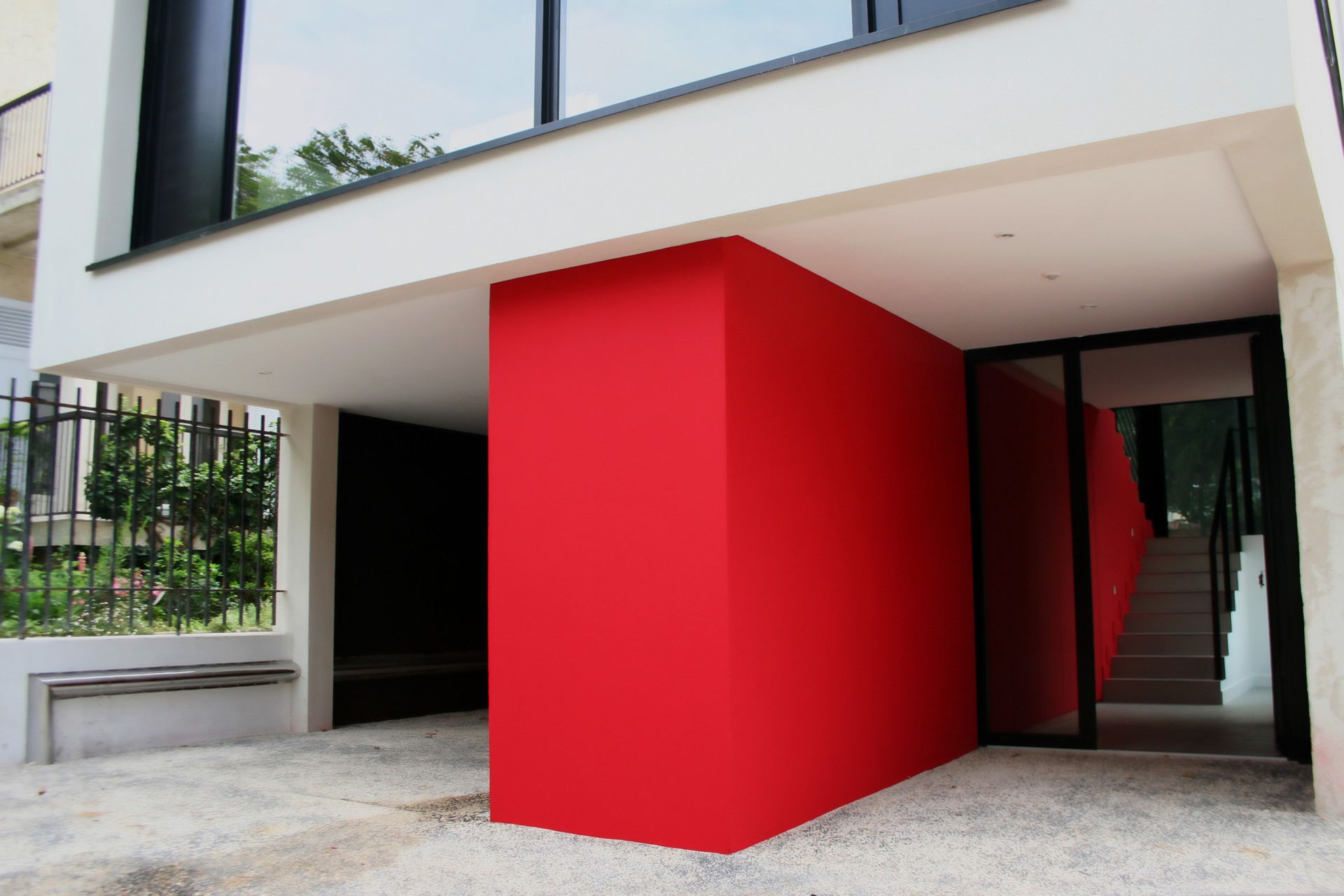 Maison moderne avec colonne rouge
