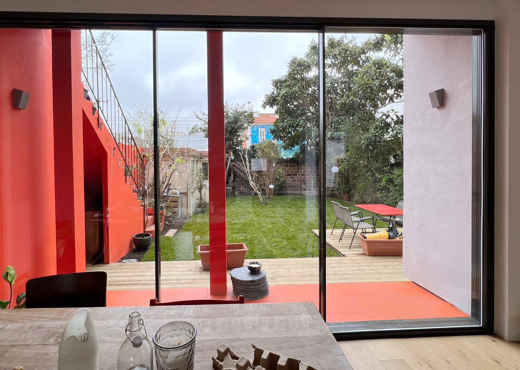 Pièce à vivre avec vue sur le jardin