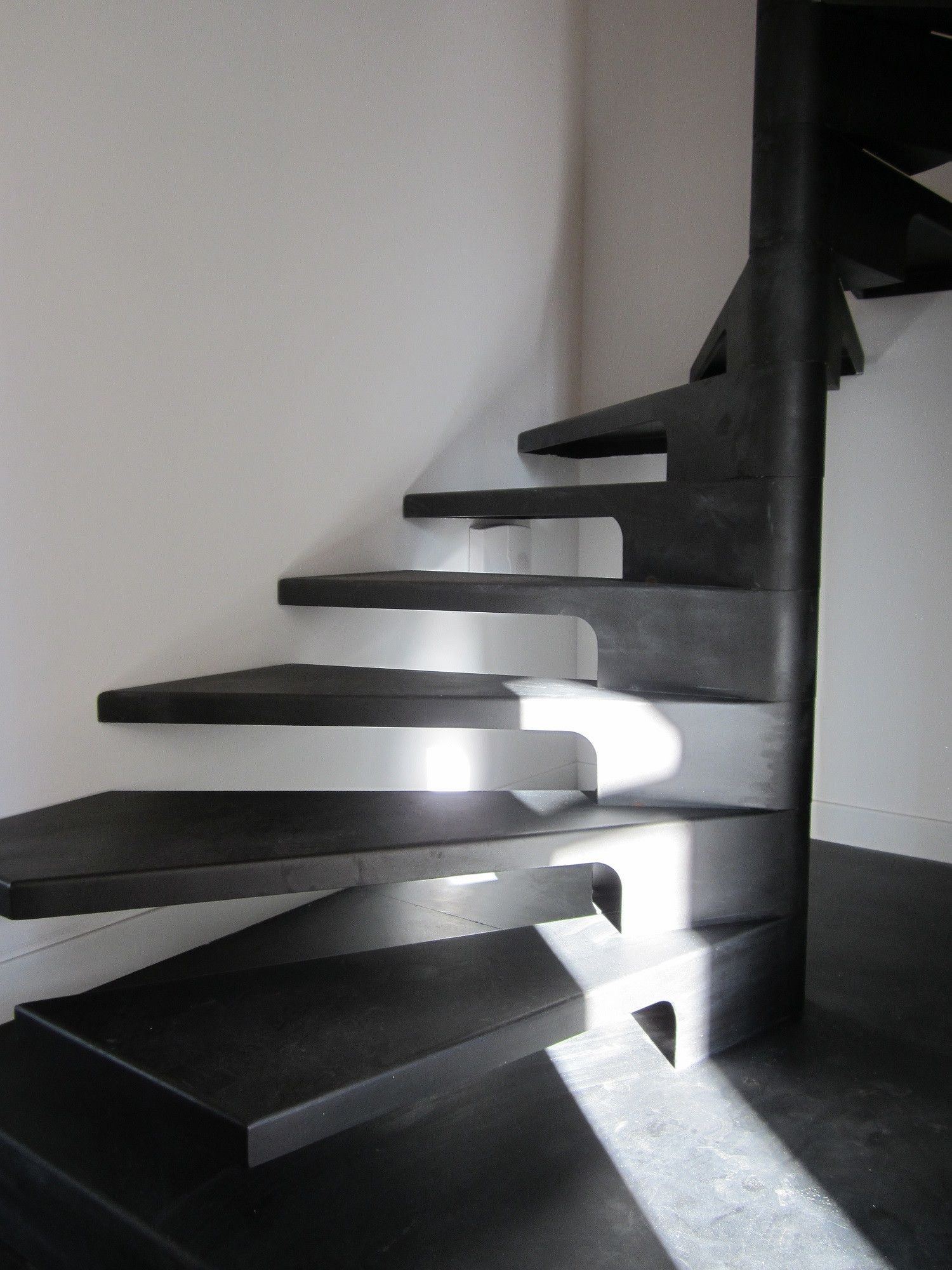 Escalier noir en colimaçon