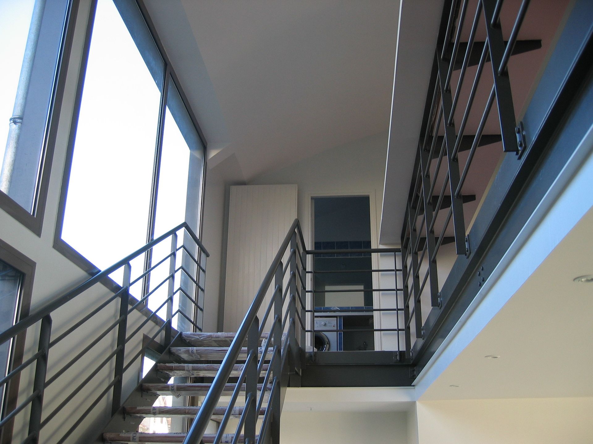 Escalier en métal et mezzanine