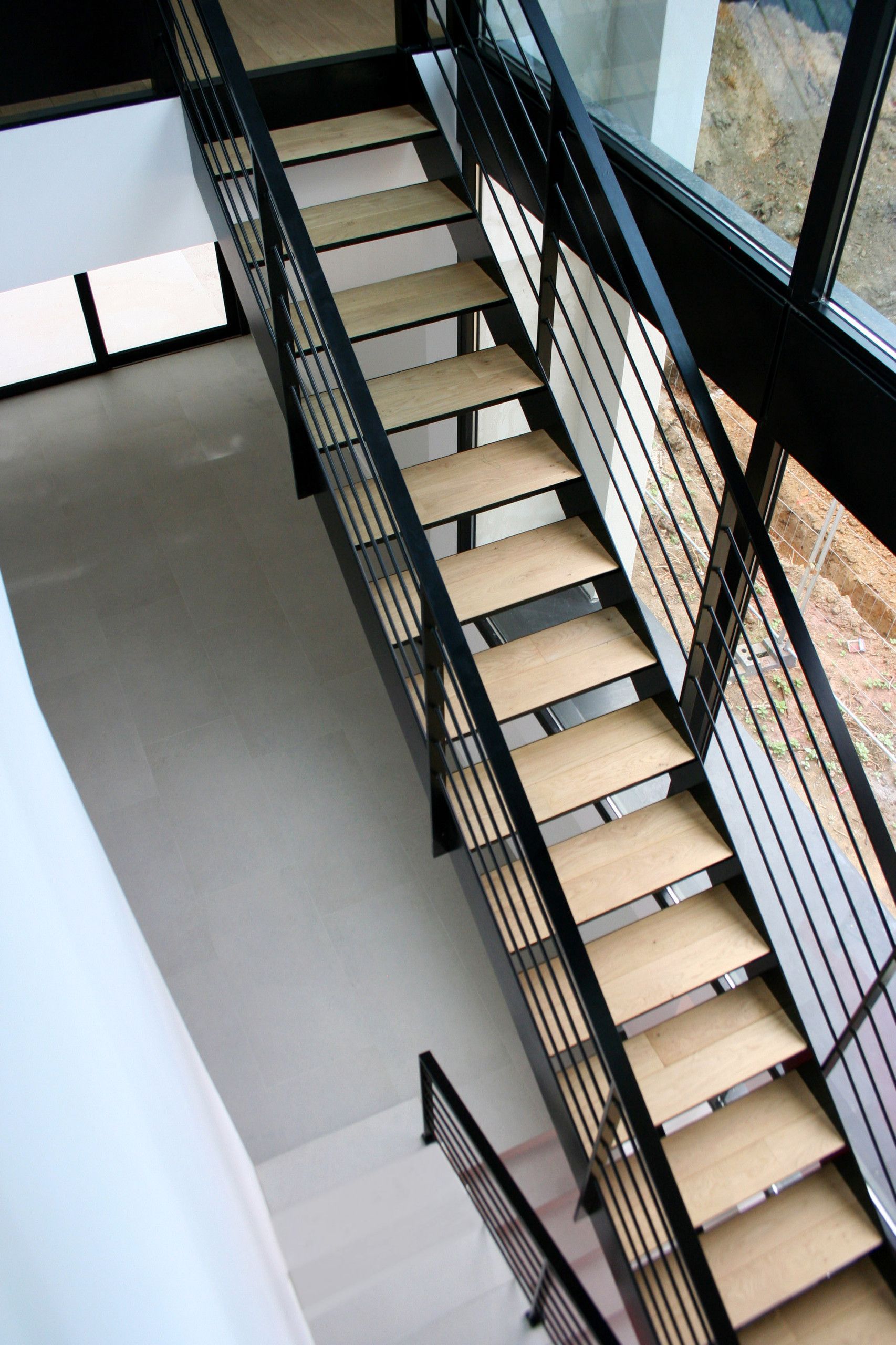 Escalier en bois et en métal dans une maison