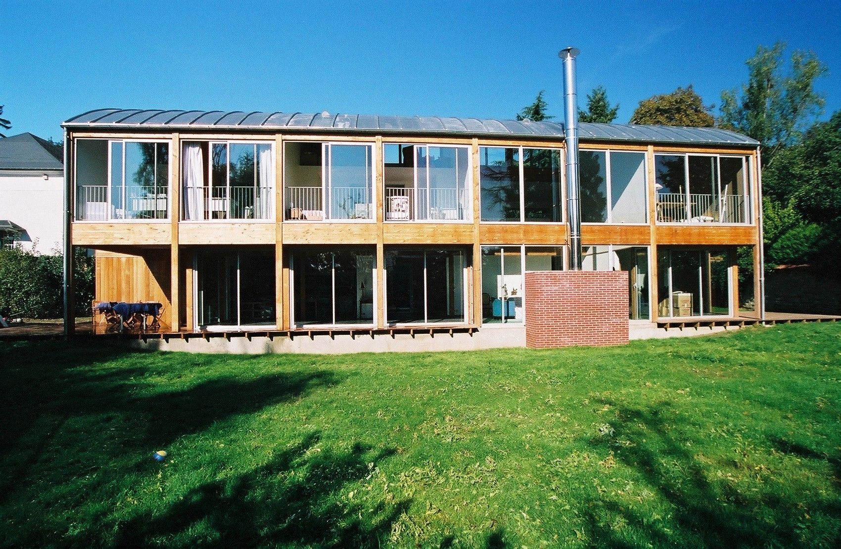 Extérieur d'une grande maison en bois