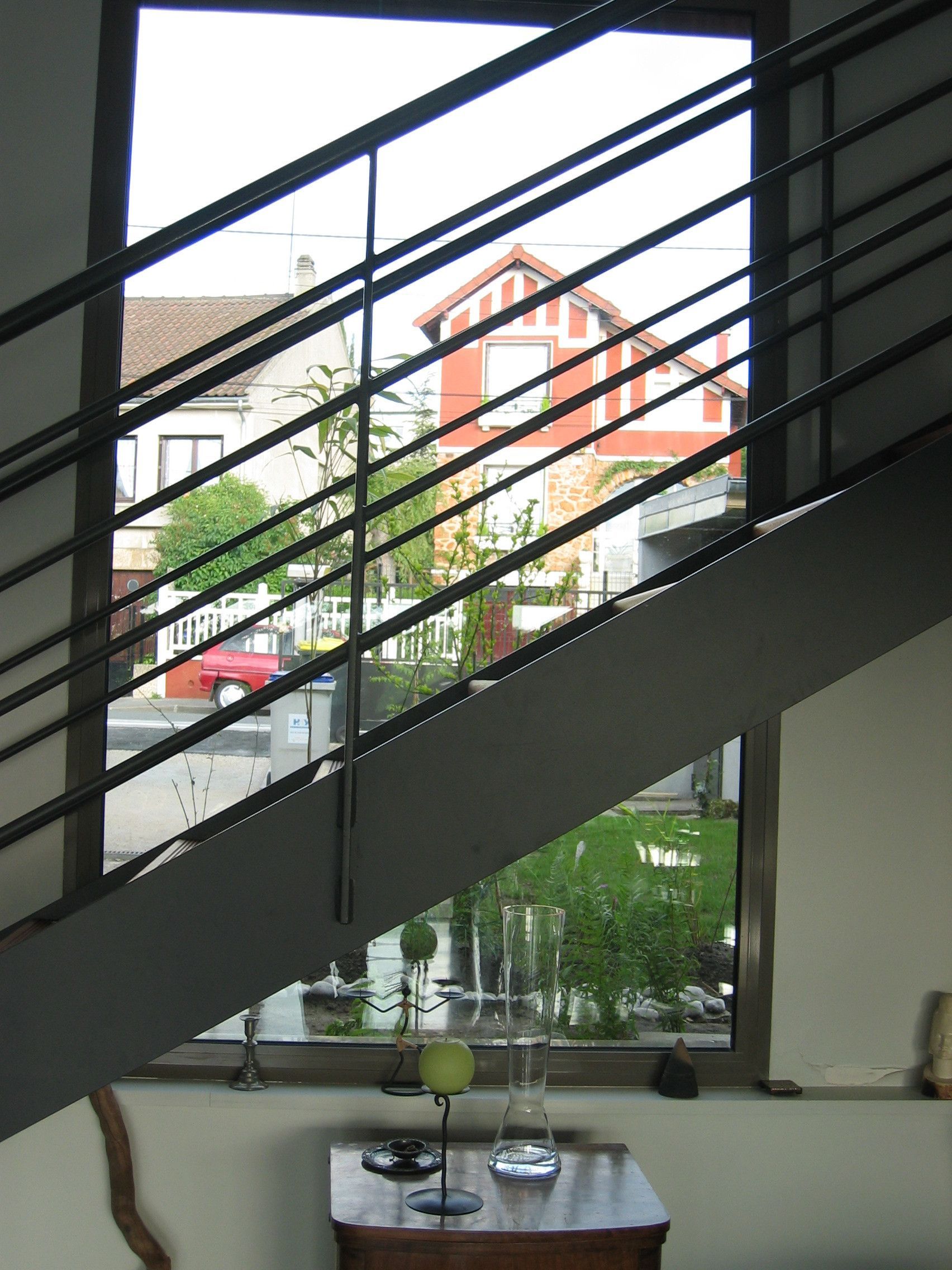 Escalier en métal devant une fenêtre