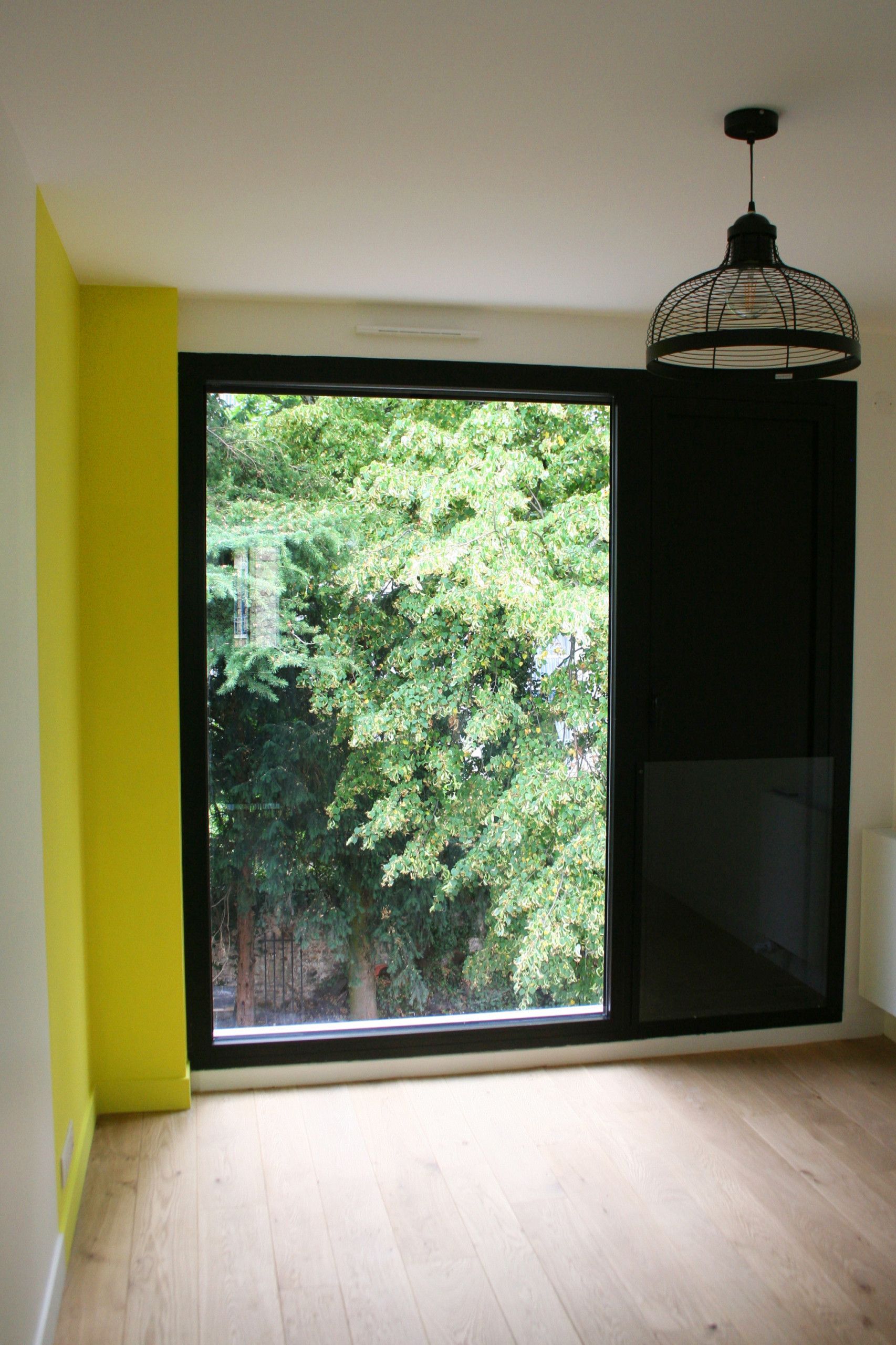 Menuiserie noire avec bande jaune