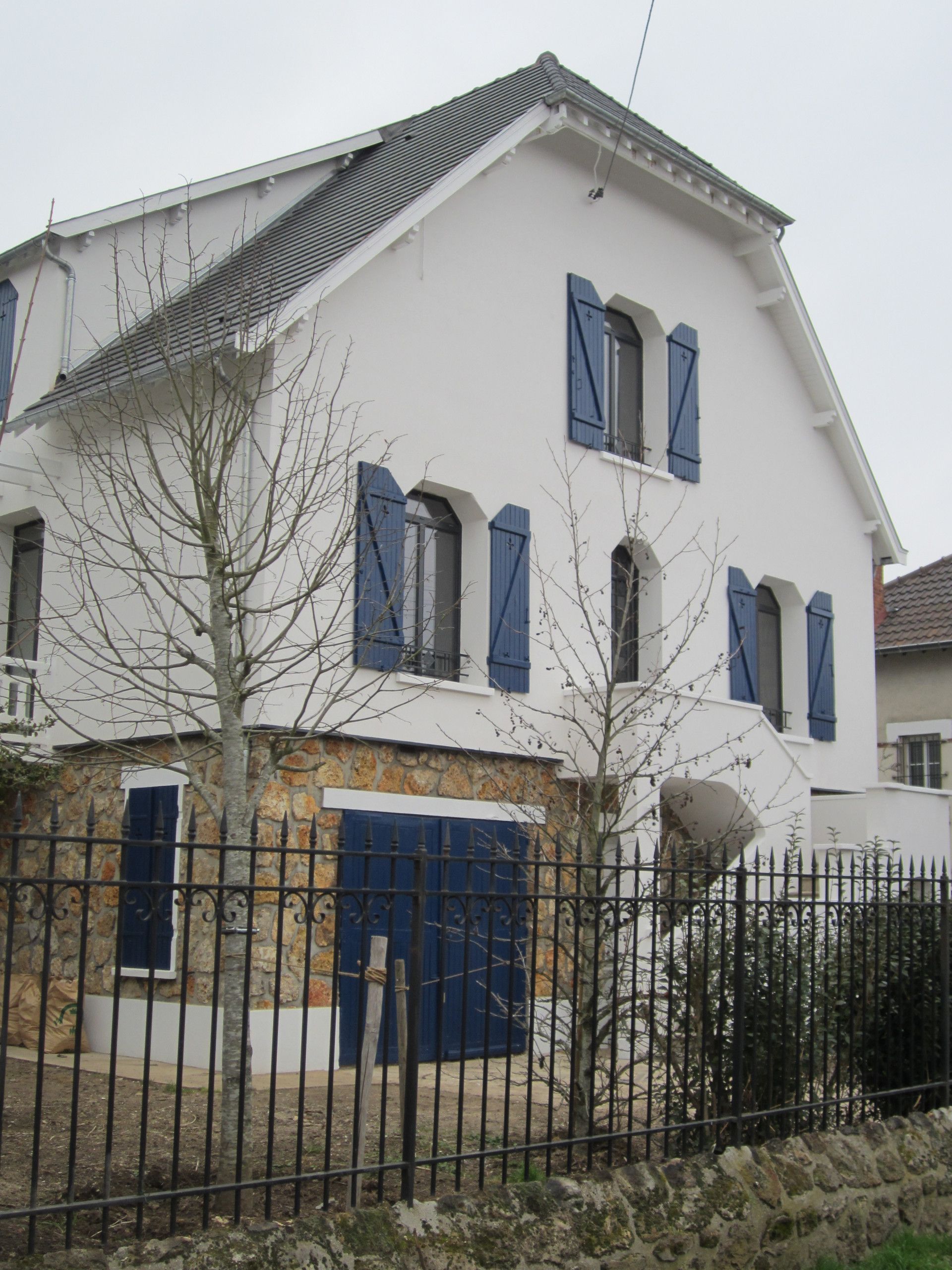 Maison avec volets bleus