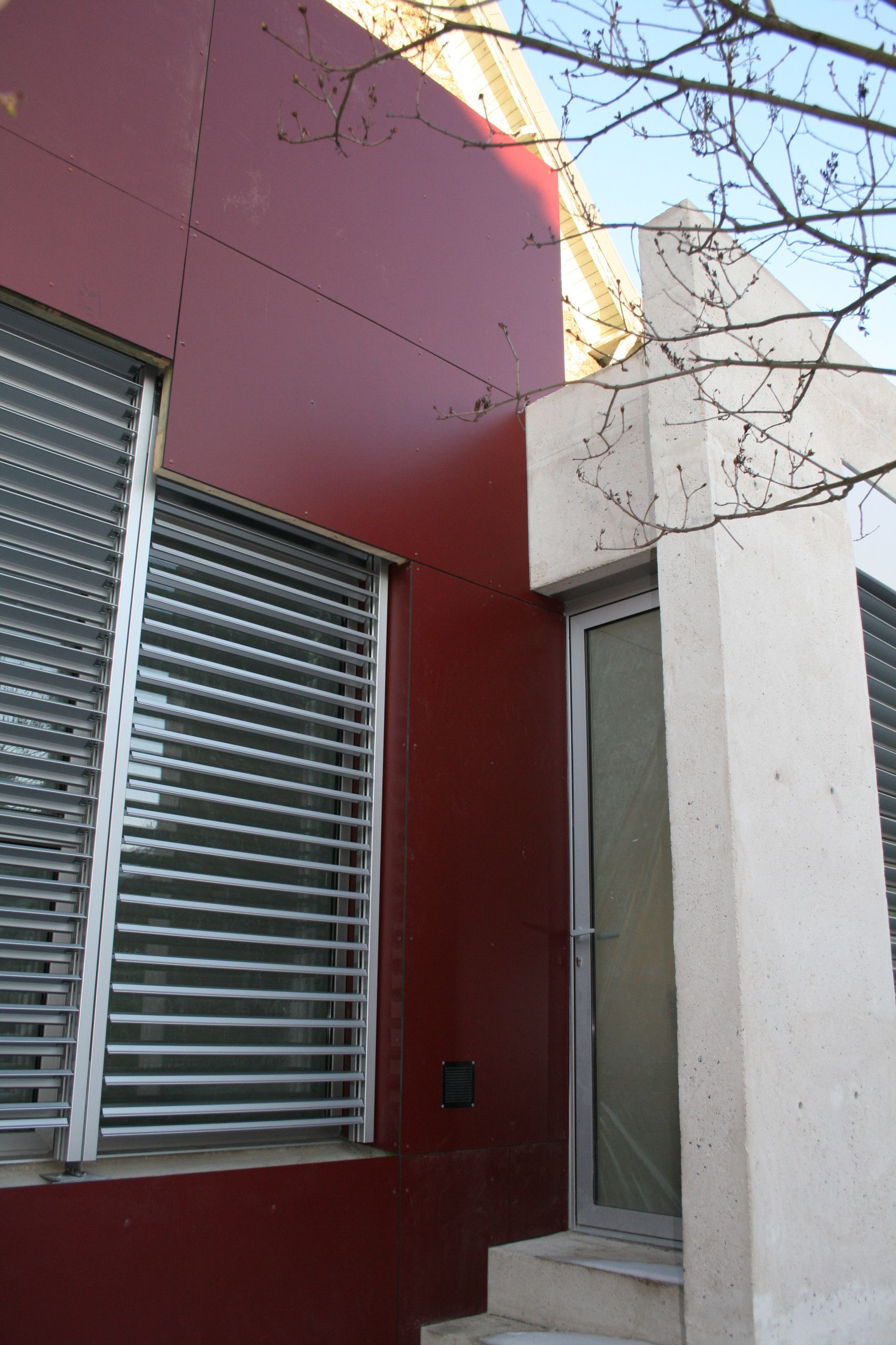 Maison en métal rouge