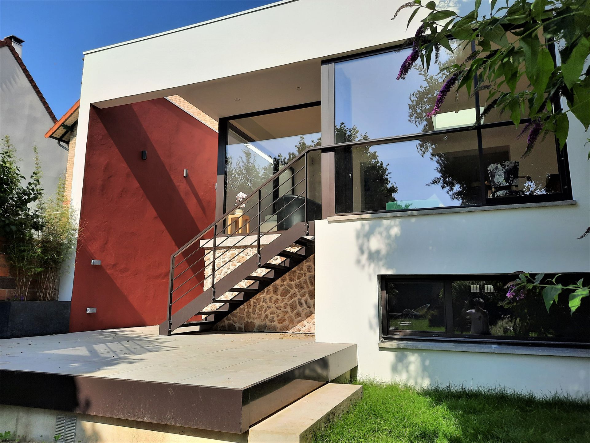 Maison avec couleurs blanche, rouge et pierre