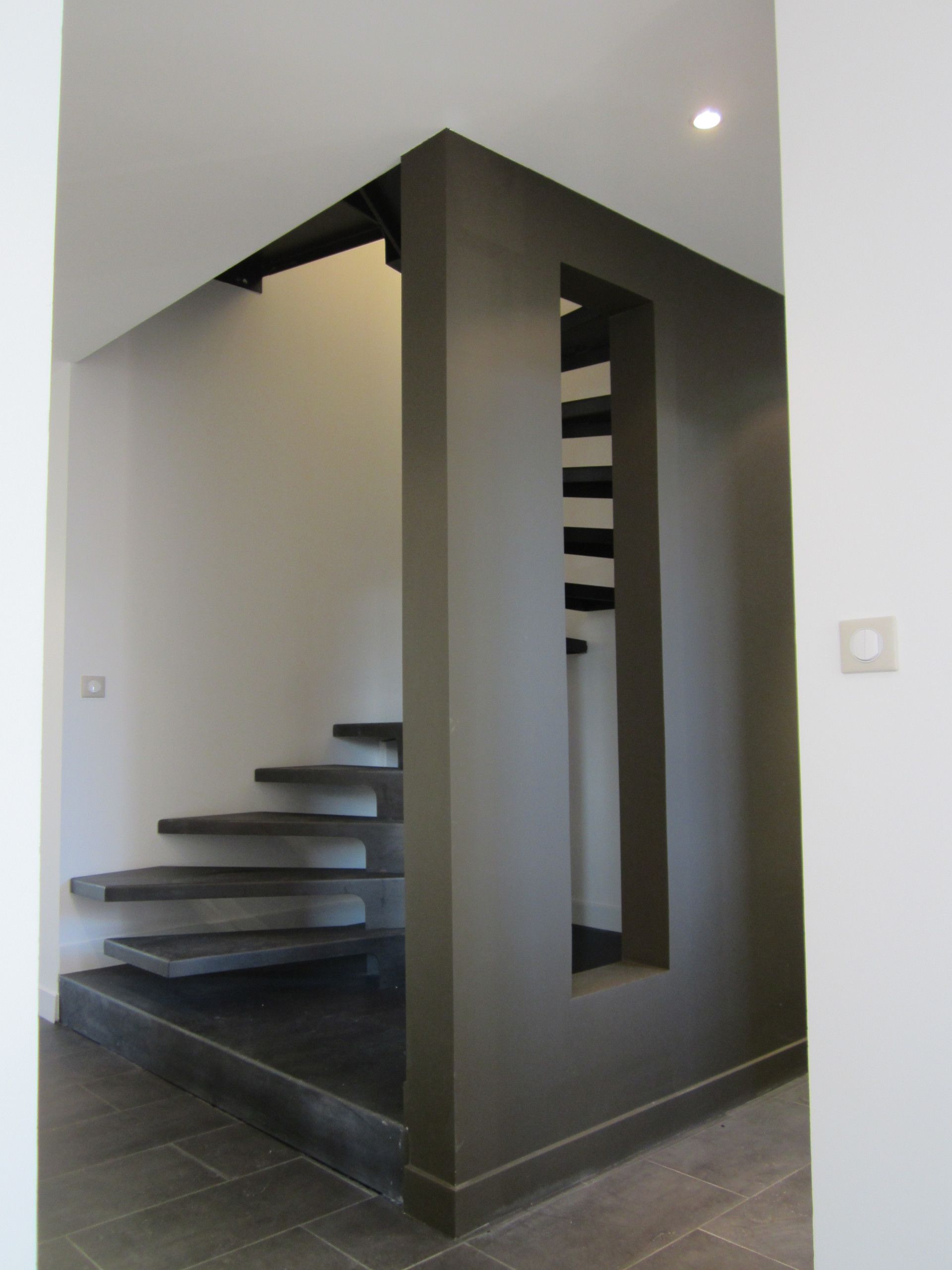 Escalier avec colonne en béton