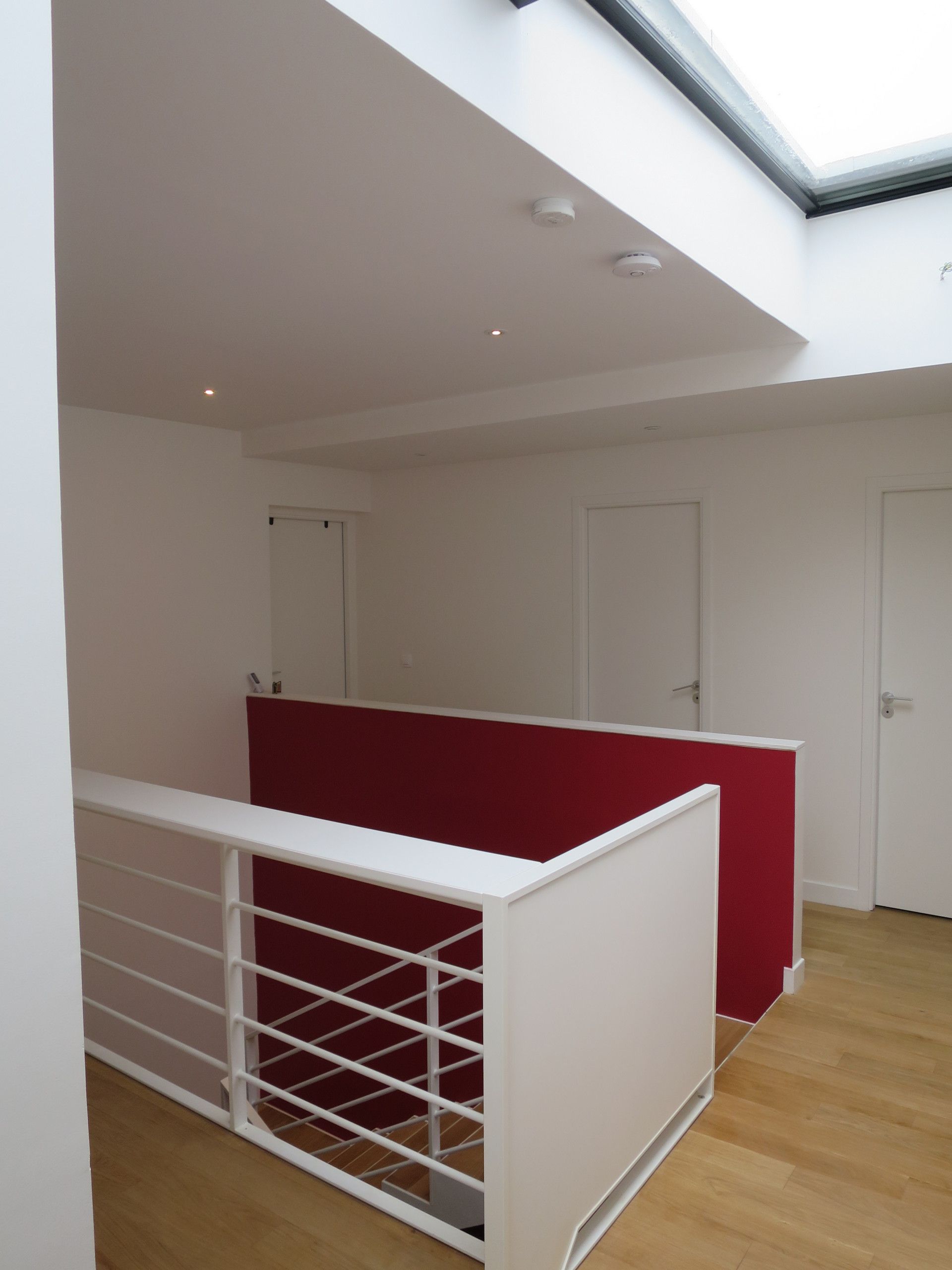 Escalier blanc et mur rouge