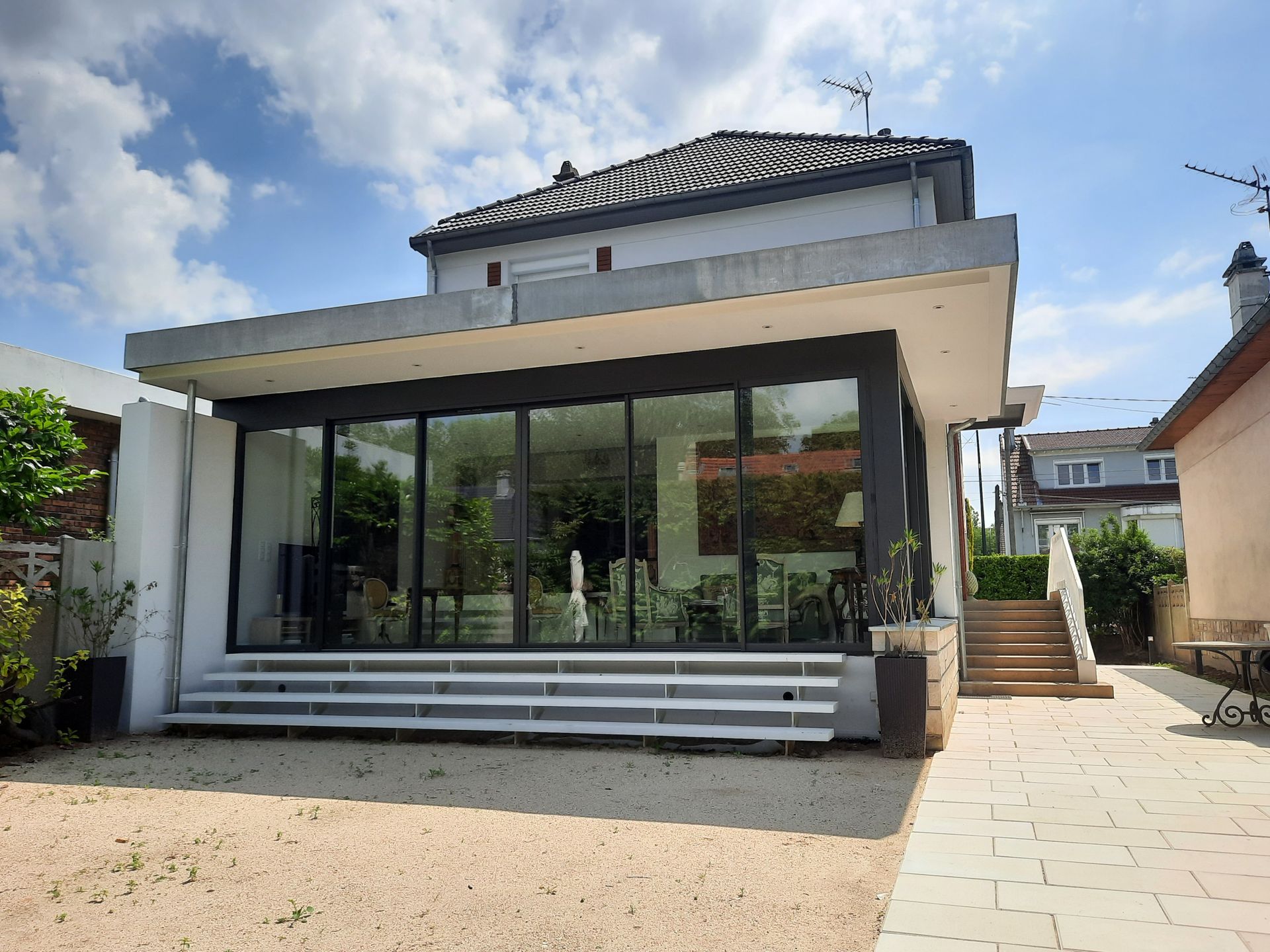 Maison avec véranda et escalier