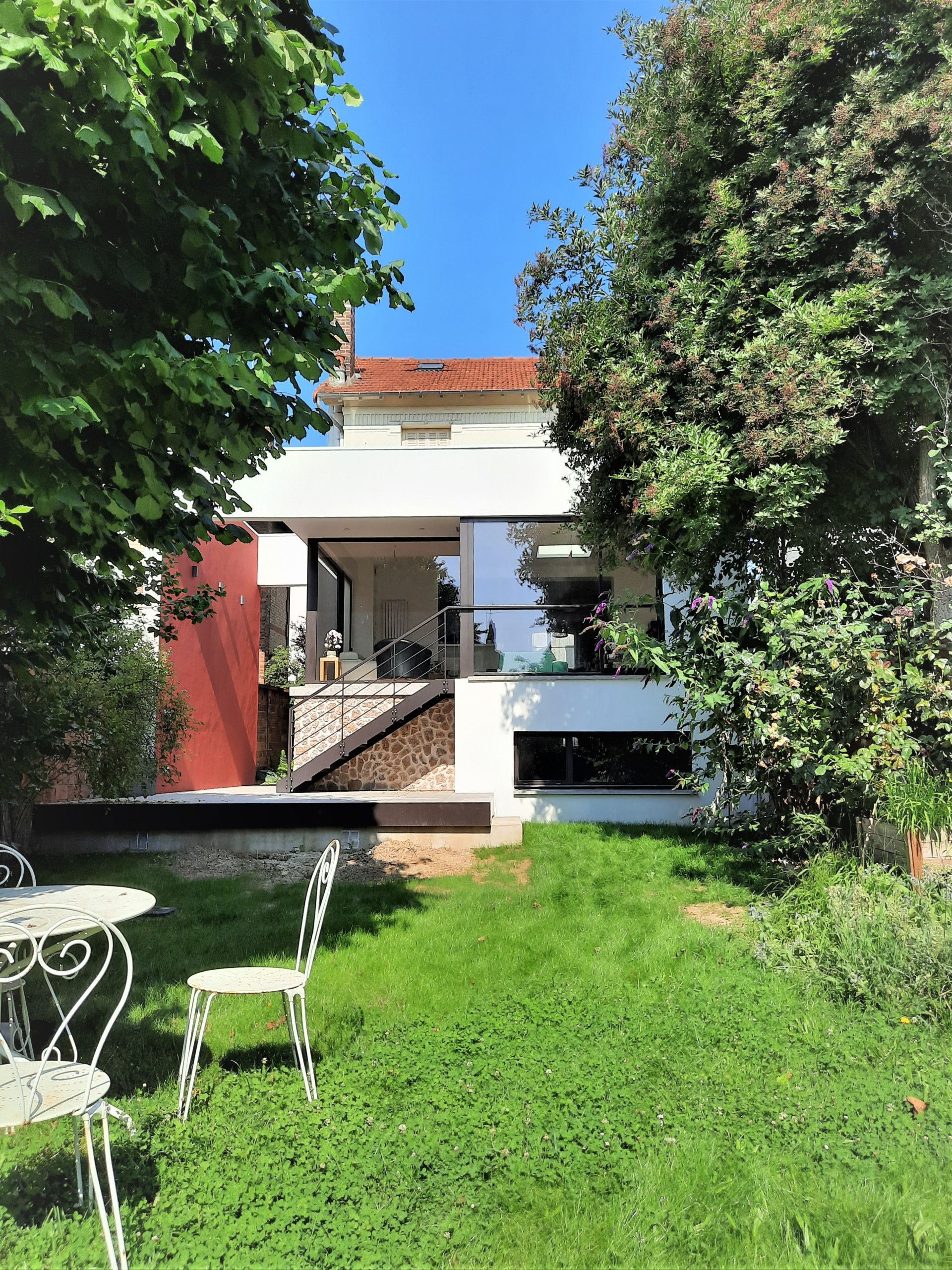 Maison blanche, rouge et pierre