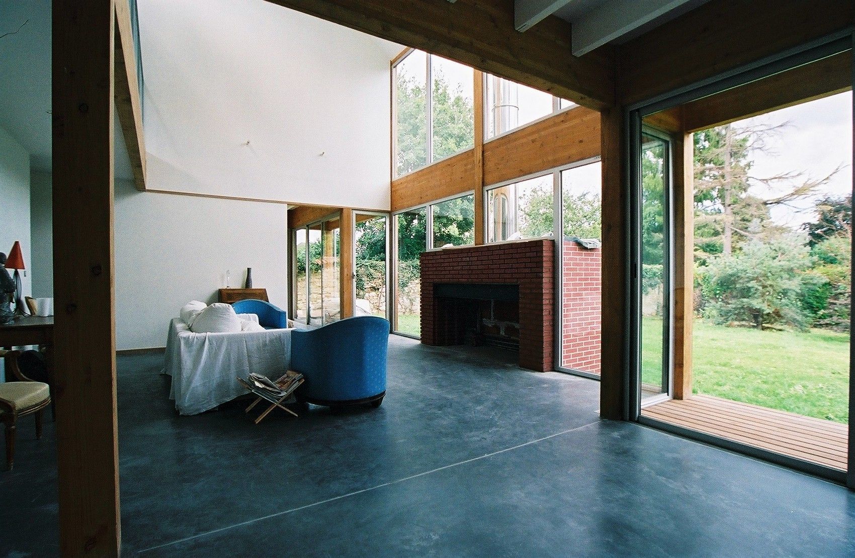 Pièce à vivre d'une maison avec baie vitrée