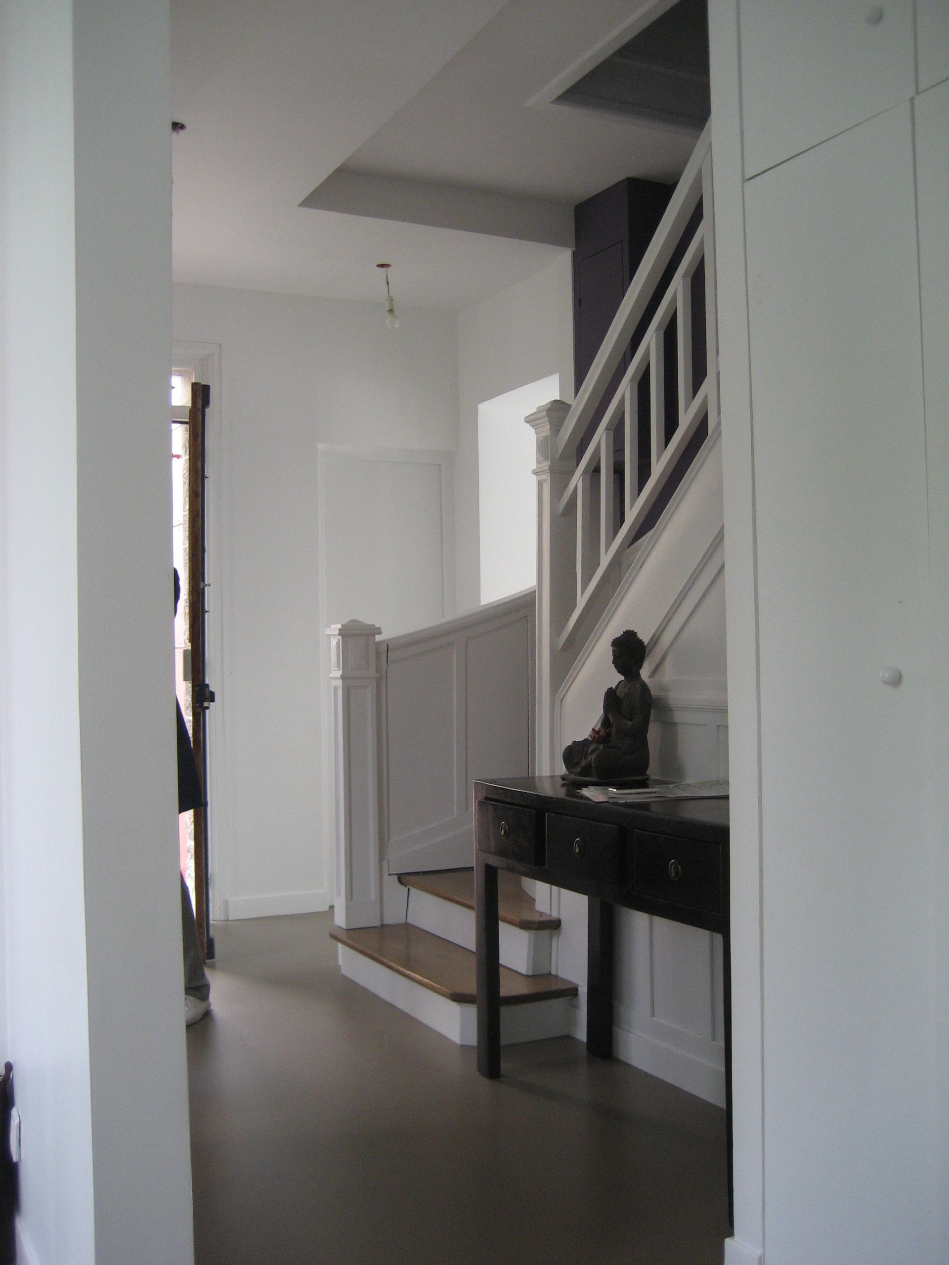 Escalier blanc dans une entrée