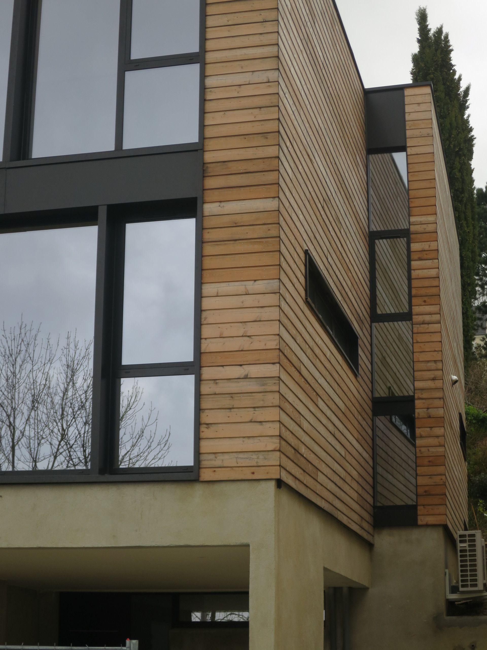 Maison en bois avec baie vitrée