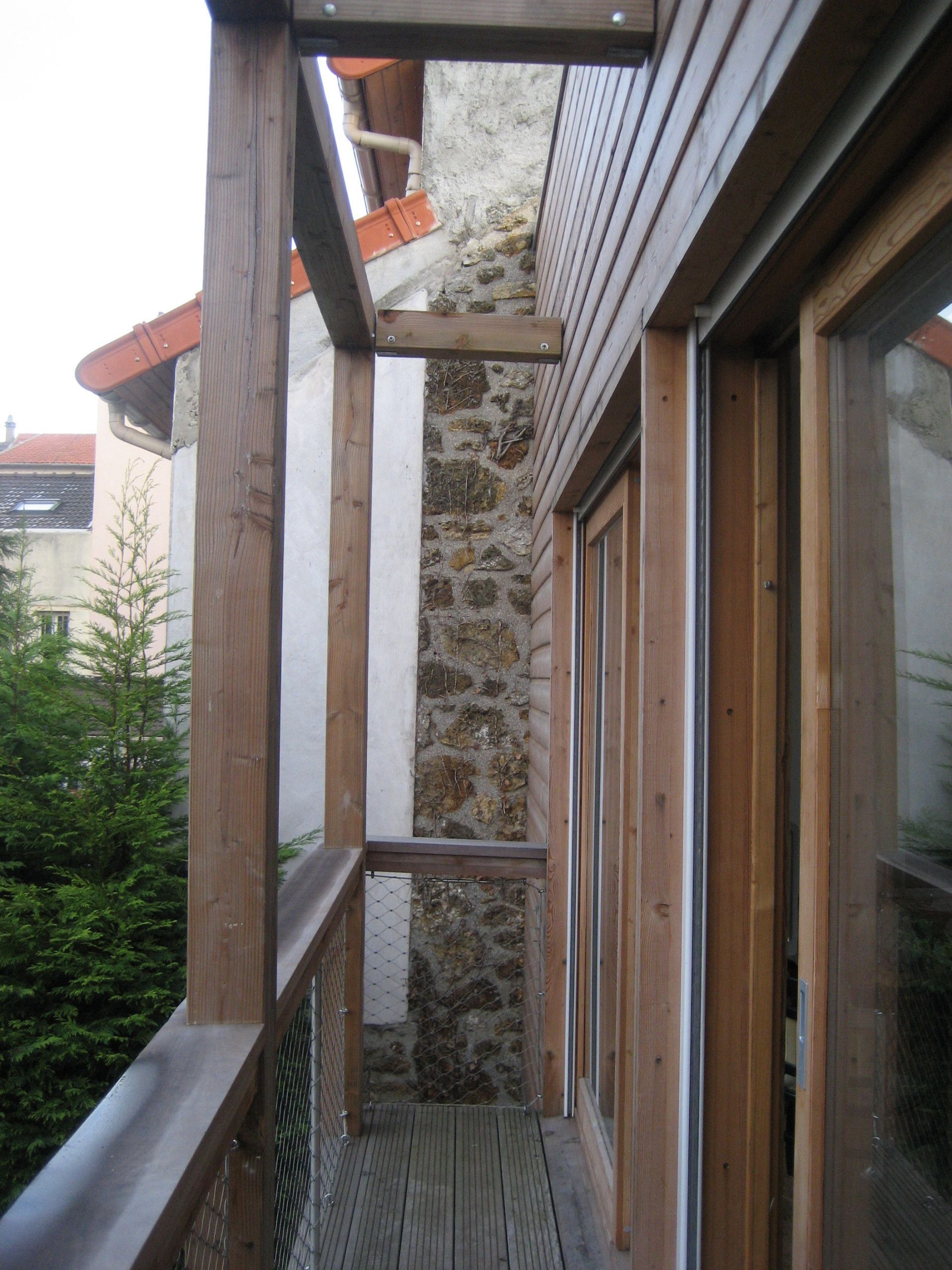 Balcon avec bois et pierres
