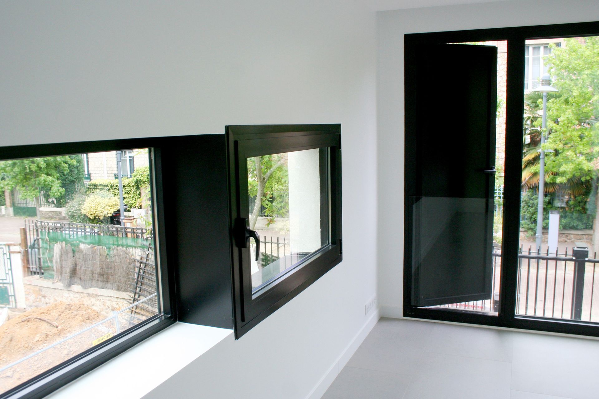 Menuiseries noires dans une maison