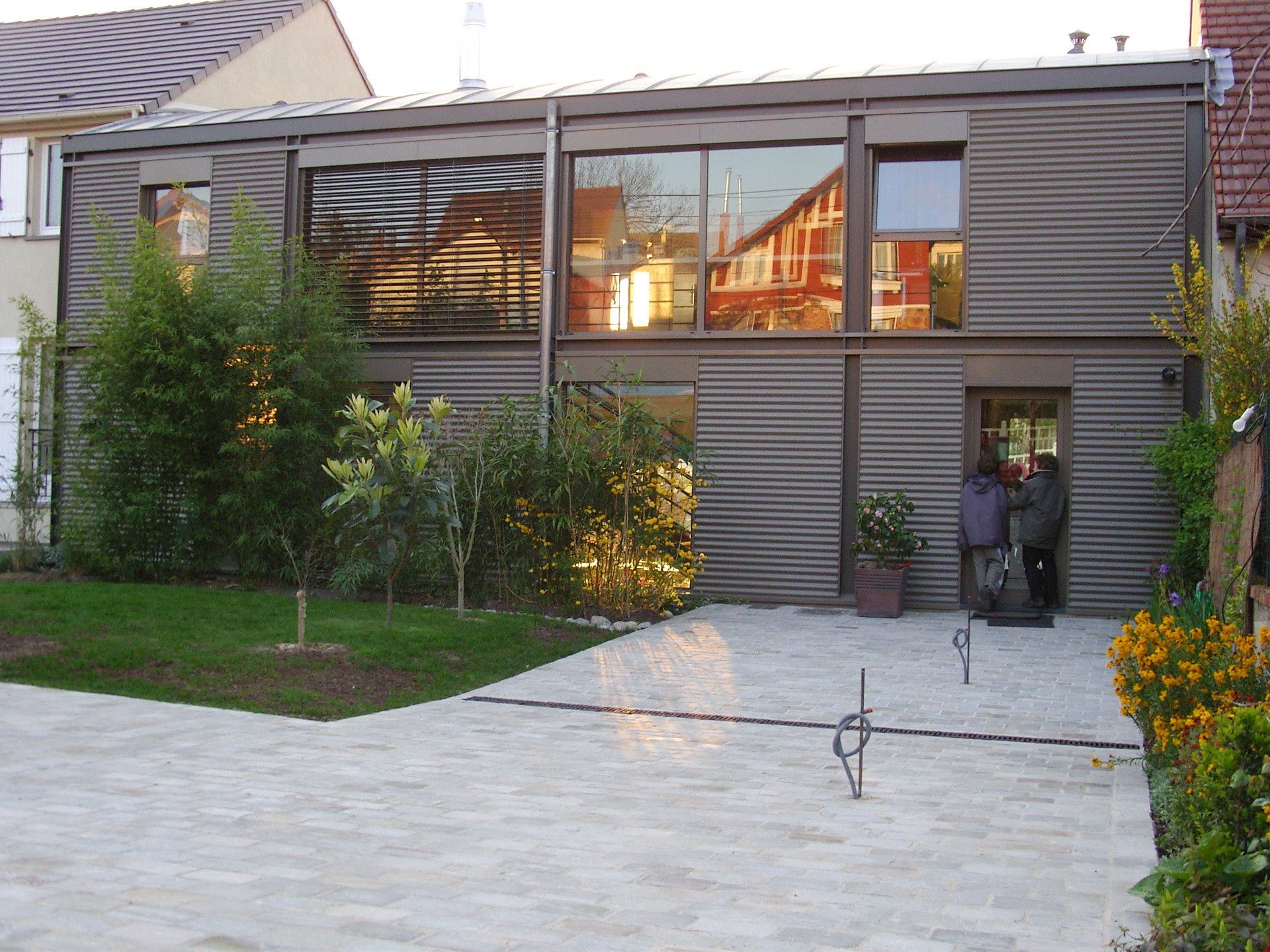 Maison en métal vue de l'extérieur