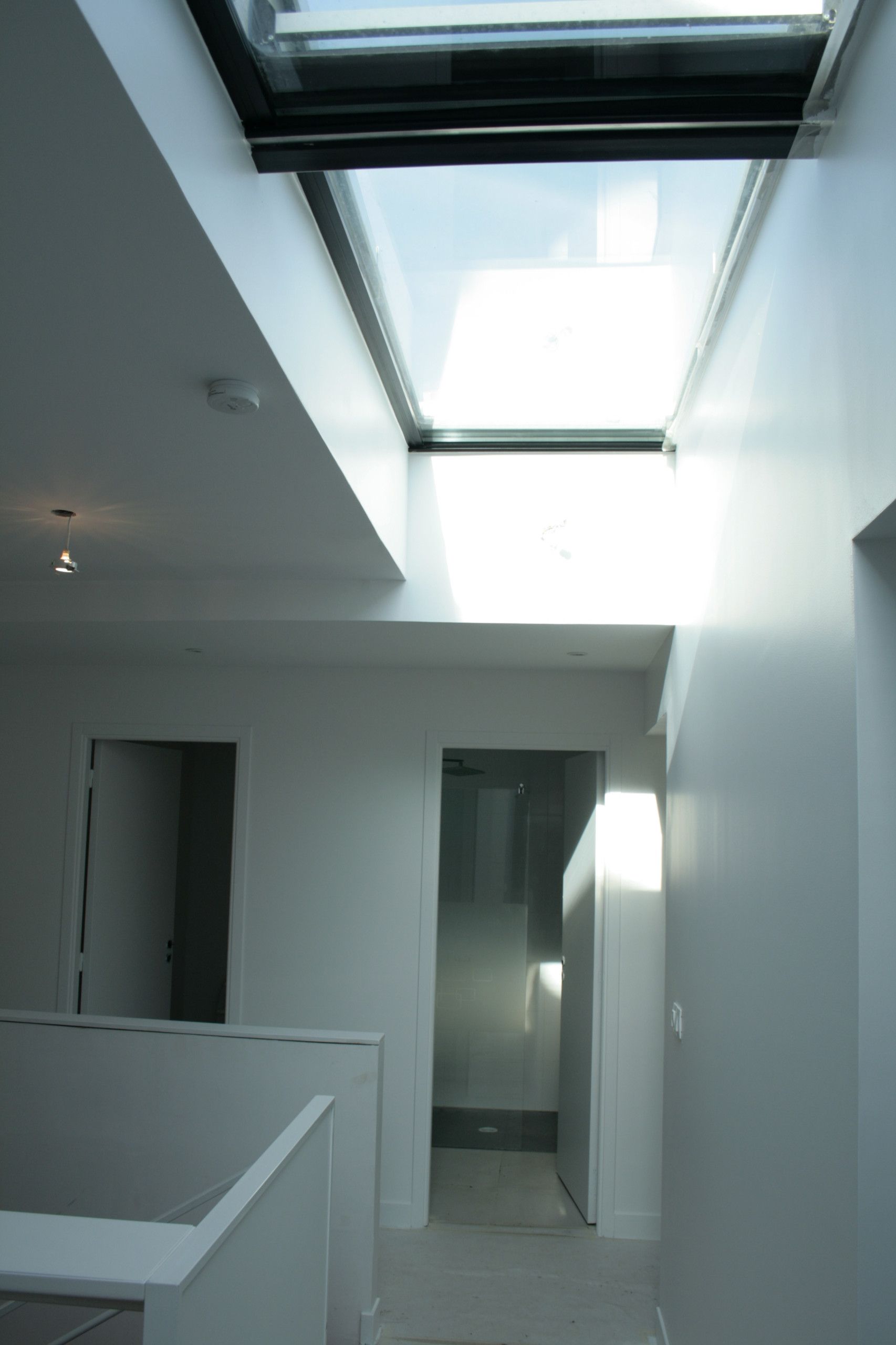 Intérieur d'une maison avec murs blancs