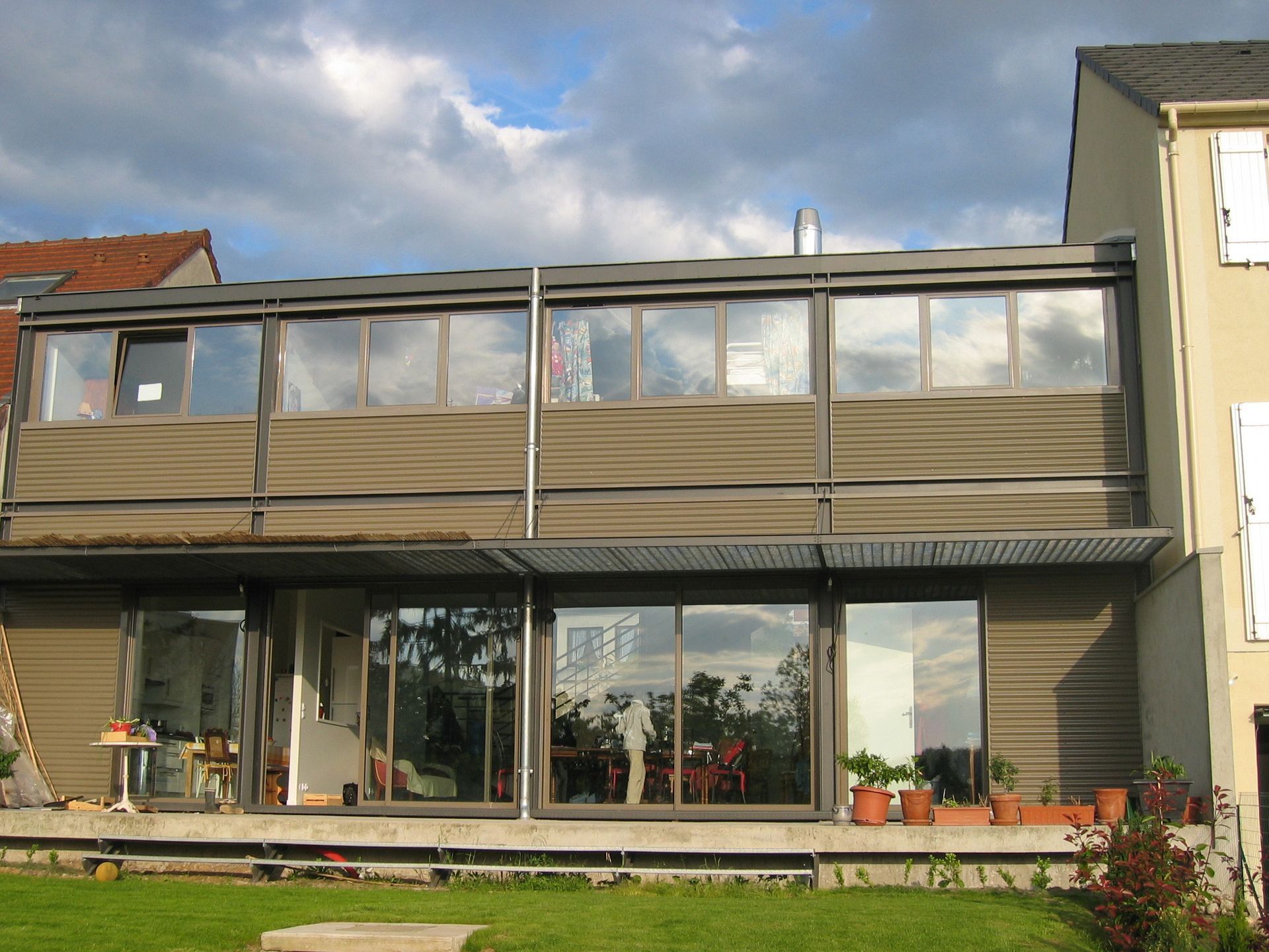 Maison en métal noir