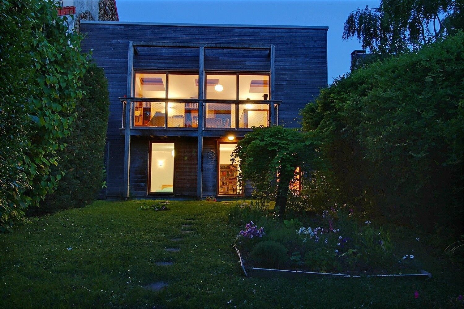 Maison vue de l'extérieur de nuit