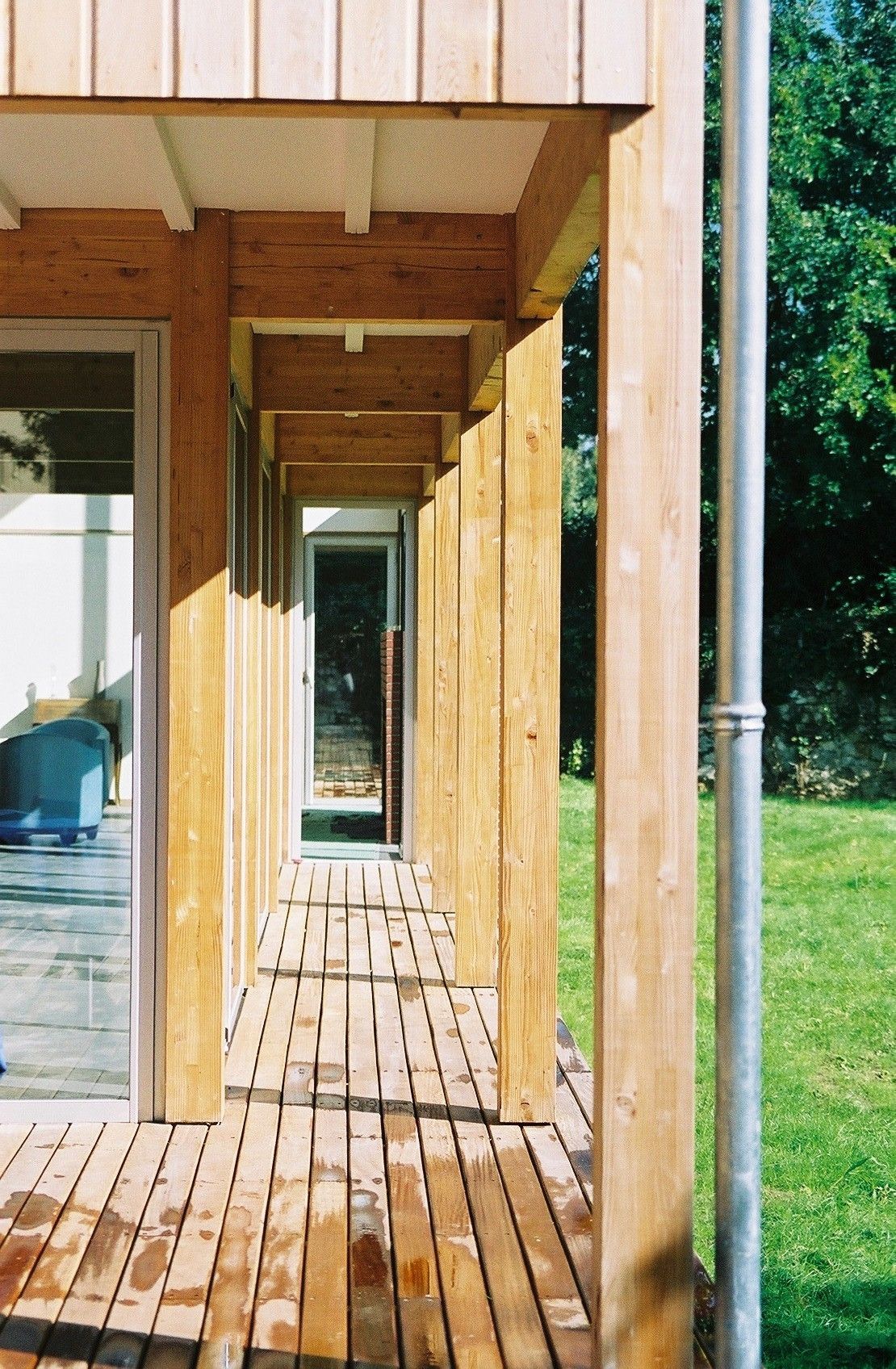 Passage en bois à l'extérieur d'une maison